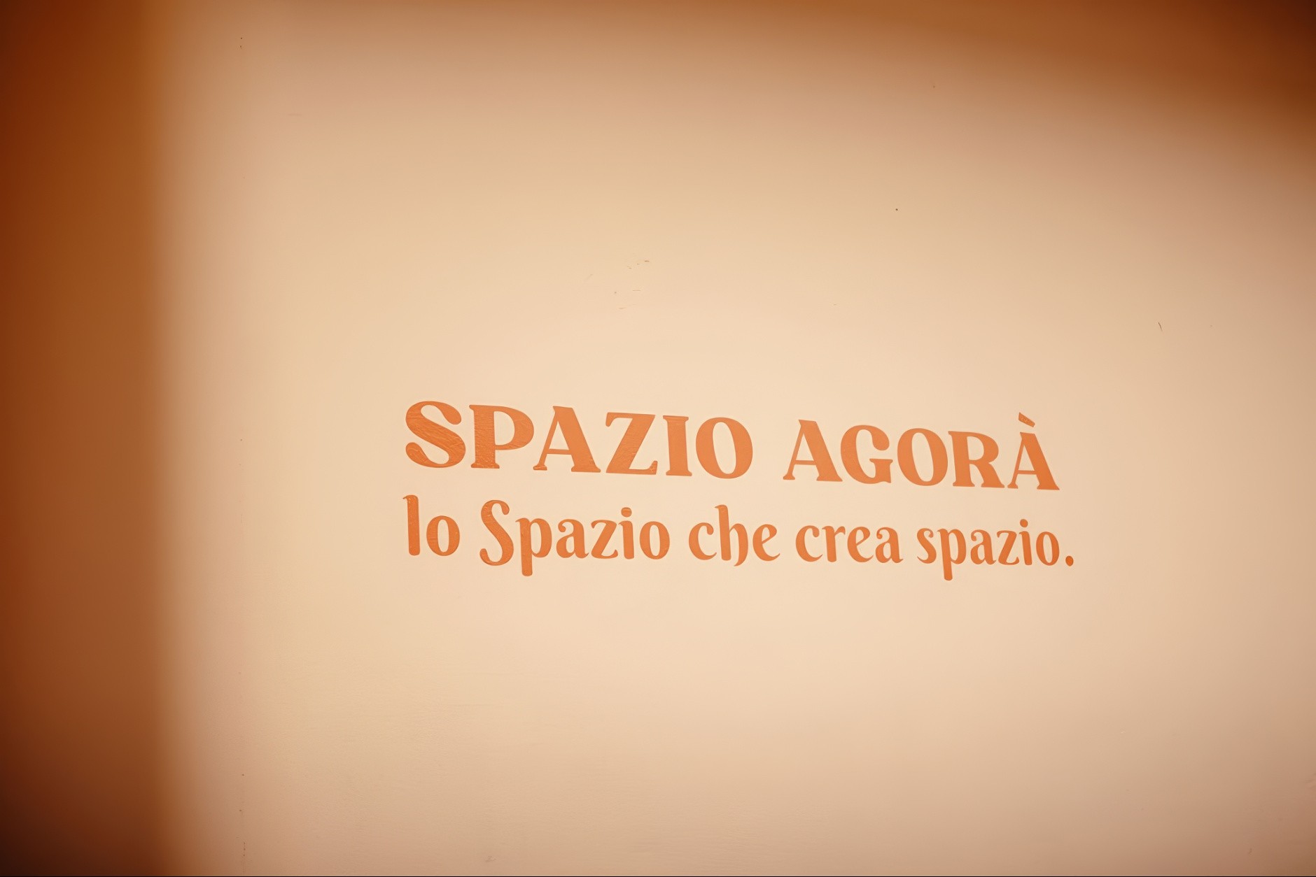 La scritta a muro «Spazio Agorà — lo Spazio che crea spazio»
