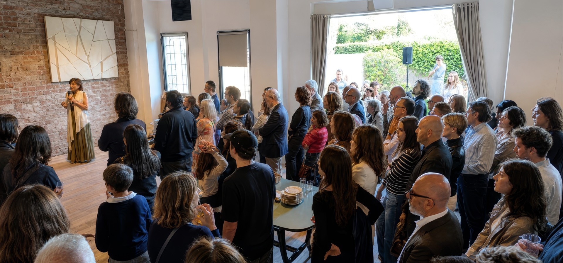 Una relatrice davanti al pubblico durante un incontro a Spazio Agorà